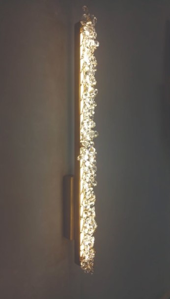 Arandela ou plafon de cristal Stretto 60cm iluminado, instalado em parede, ideal para quarto, cabeceira de cama, corredor e escadas.